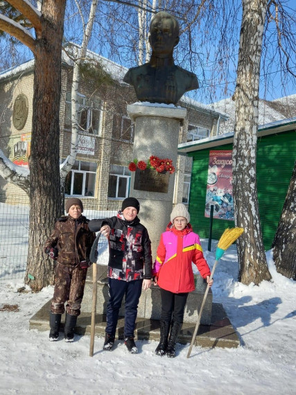Уборка памятников от снега.