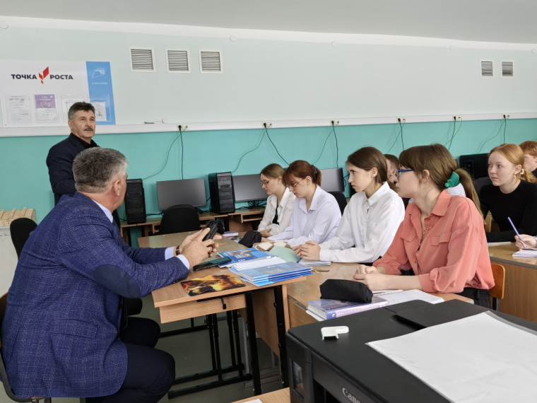 Встреча Главы глава округа Александра Ездина с учащимися 10 класса.